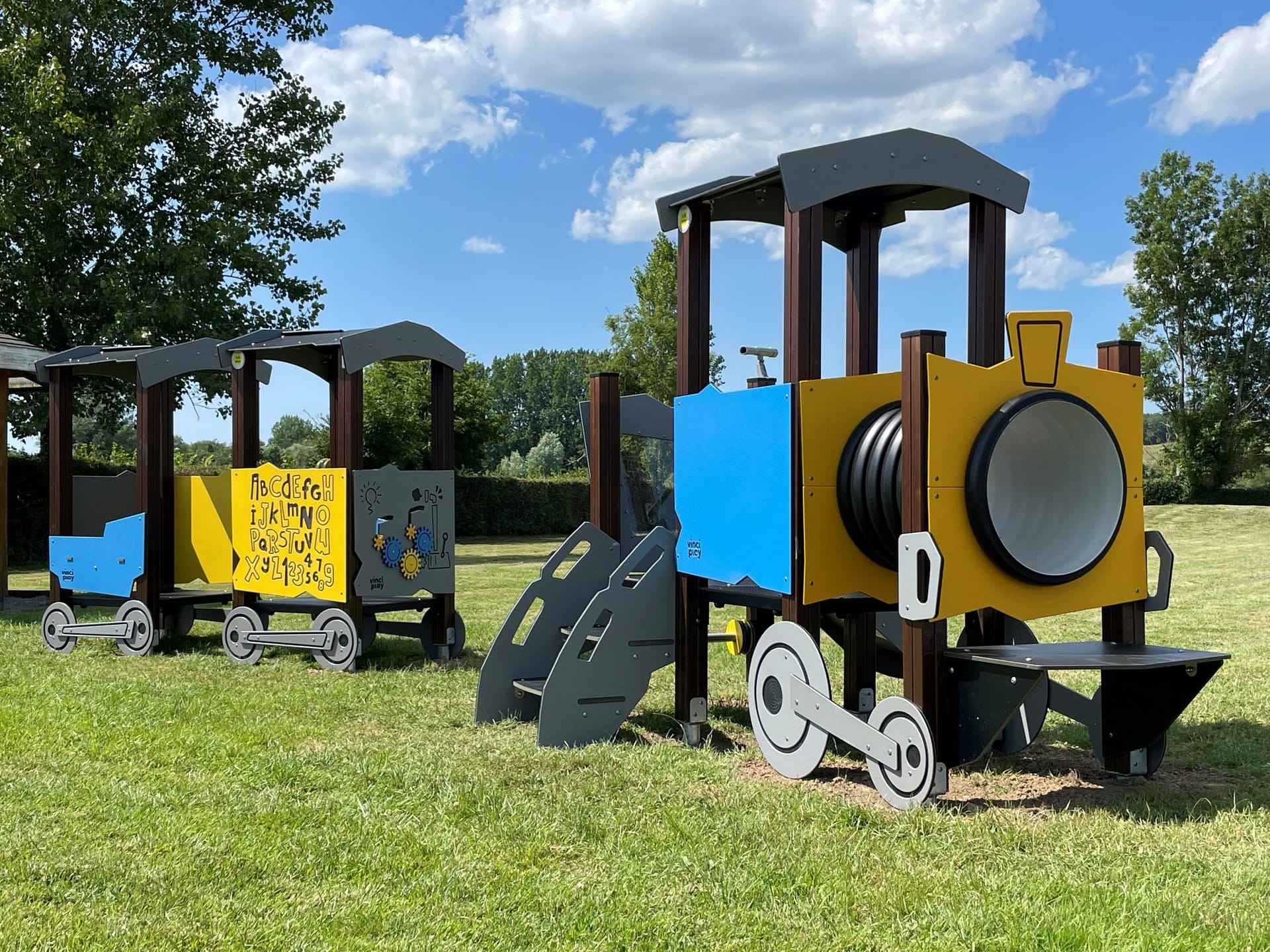Structure de jeu en bois représentant une locomotive et ses wagons.