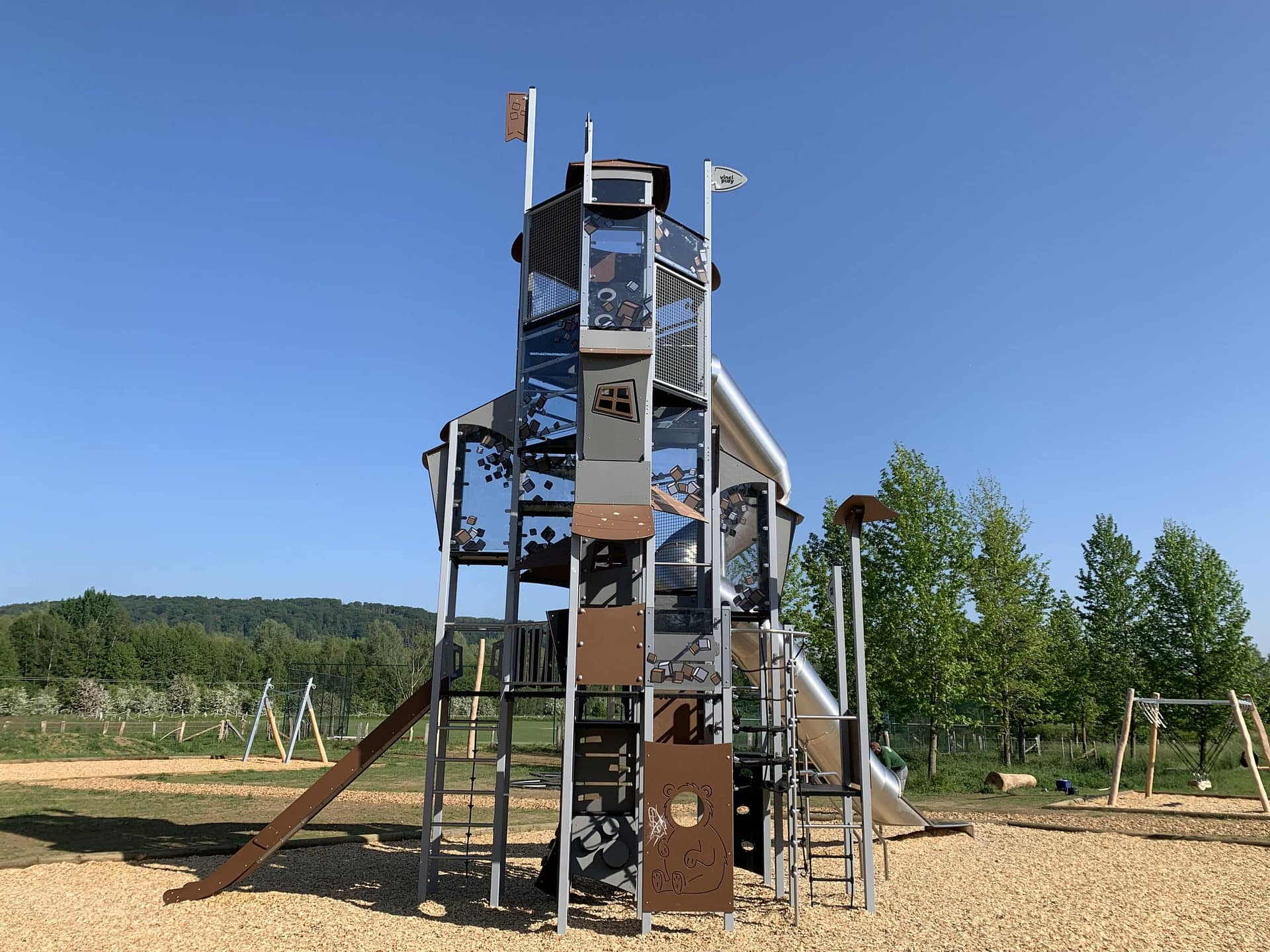 Aménagement complet avec structures en bois et zones ombragées avec structure gigantesque