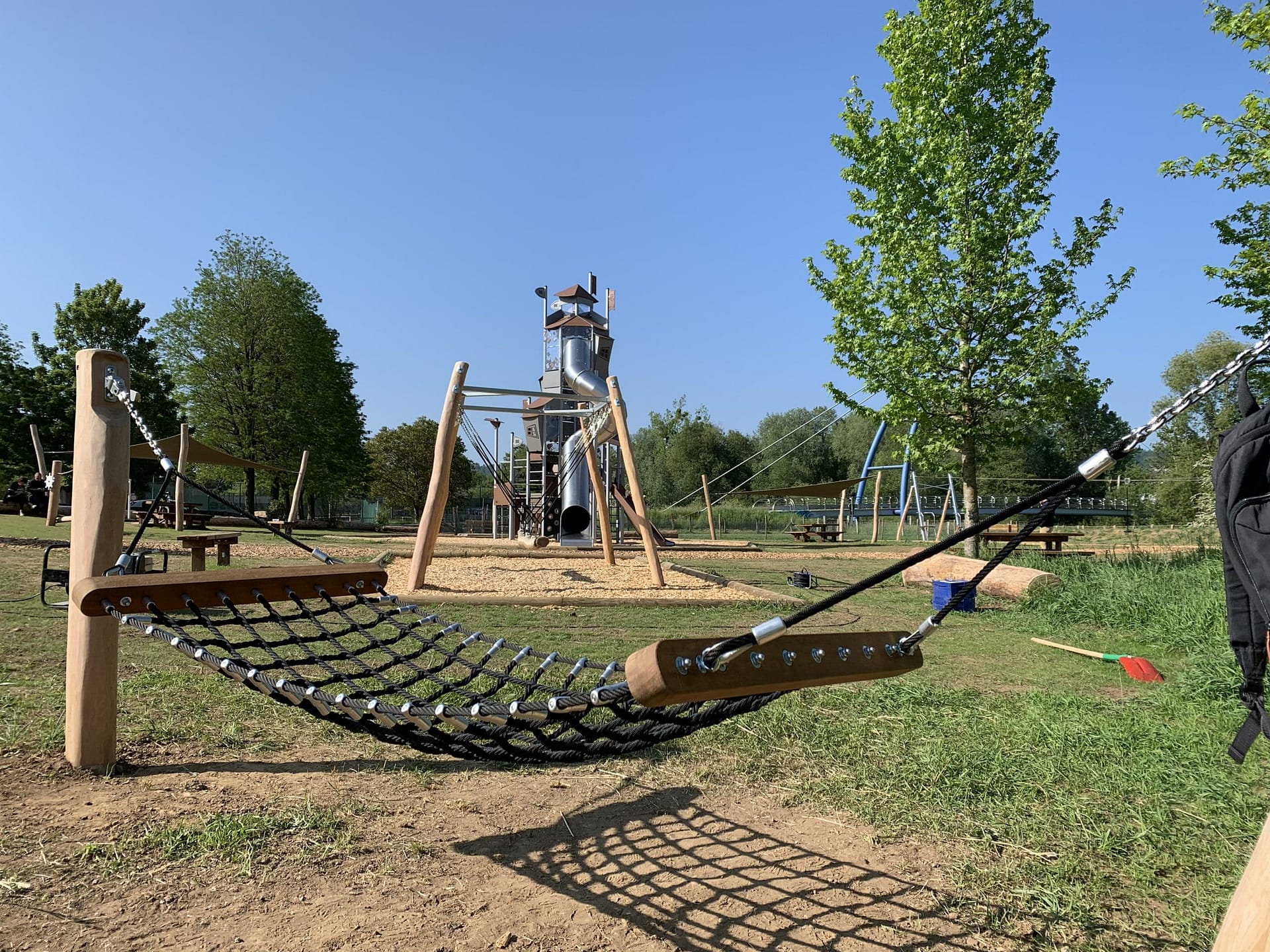 Aménagement complet d'une aire de jeu avec structure en acier et jeux en bois de robinier