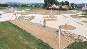 Aménagement d'une aire de jeux complète en bois de robinier avec diverses structures de jeu.