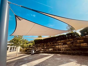Voiles d'ombrages dans une cours d'école