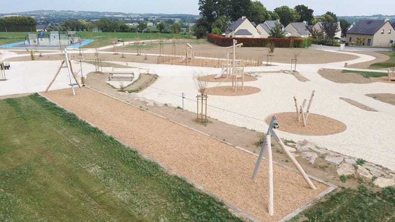 Aménagement d'une aire de jeux complète en bois de robinier avec diverses structures de jeu.